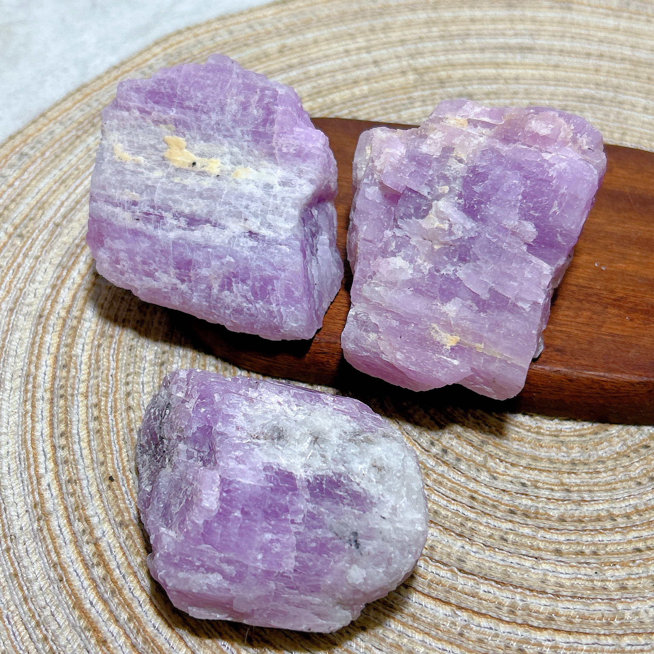 Healing Natural Crystal Kunzit - Lighting Effect Home Decor のレビューと価格