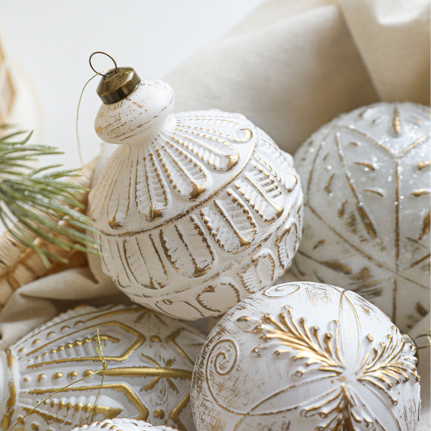 White Gold Christmas Ball Orna - Pendant Lighting Christmas Decor のレビューと価格